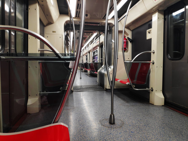 背景里面是疾驰的地铁列车，列车内部空空如也图片下载