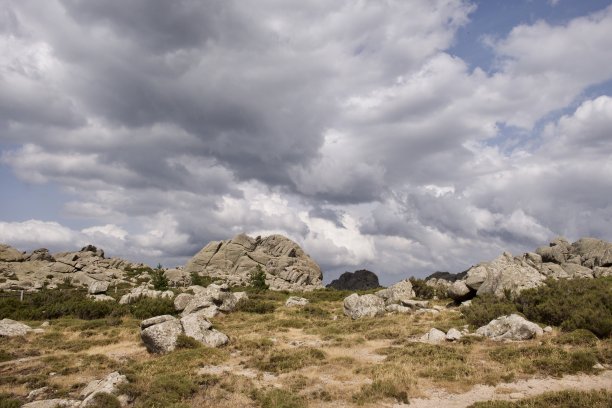 山上乌云密布的天空图片下载