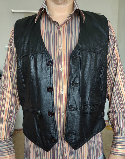 穿着轻便背心的人图片下载