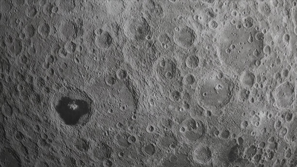 概念1-P1现实的月球表面的风景从太空与小行星撞击陨石坑图片下载