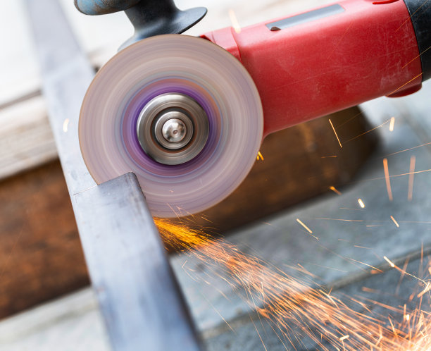 用圆锯切割金属图片下载