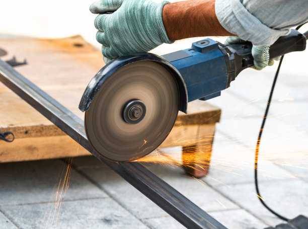 用圆锯切割金属图片下载