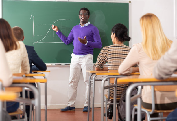 教师向成年学生讲解新主题图片下载