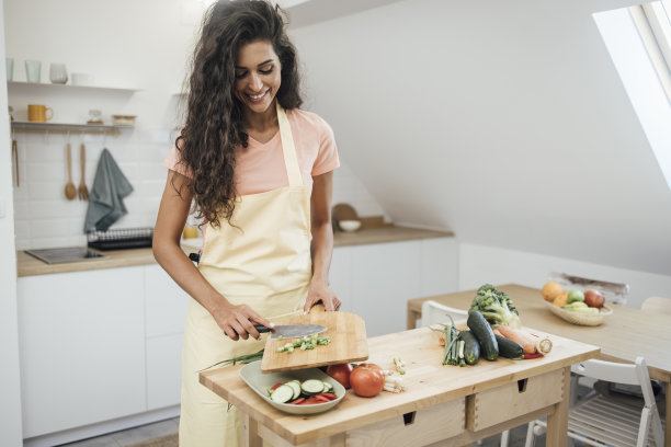 美丽的素食主义者正在做一顿新鲜的饭菜图片下载