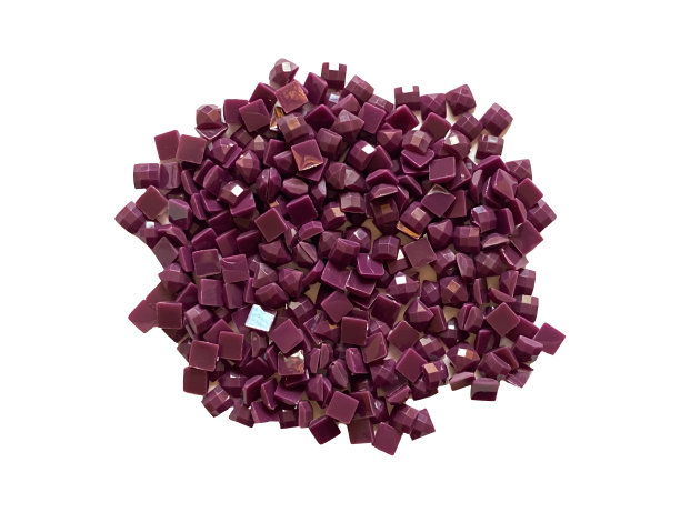 套紫色钻石为钻石刺绣孤立在白色的背景。爱好和DIY，制作钻石刺绣的材料图片下载