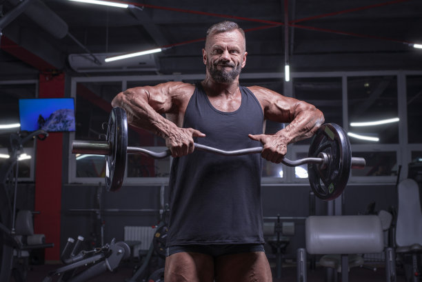 健身房里举杠铃的健壮男人：肩部锻炼，健身与健美概念图片下载