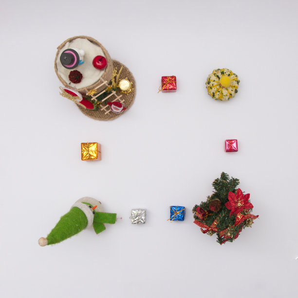 南瓜，圣诞装饰品和白色背景上有白雪公主的包裹。最小的平面铺设概念。图片下载