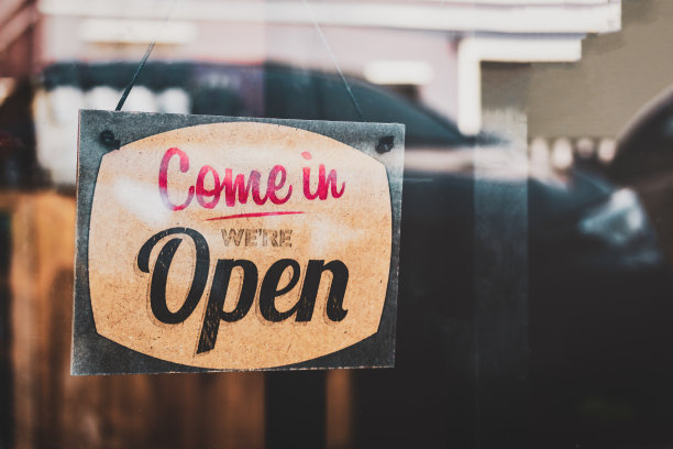 门上的木牌上写着“进来吧，我们开门了”。图片下载