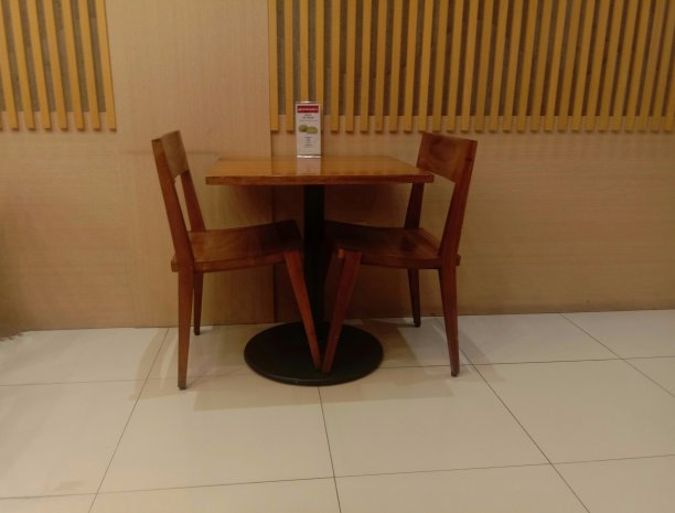 棕色的木桌和椅子图片下载