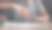 一名男子用螺丝刀拆卸笔记本电脑。图片下载