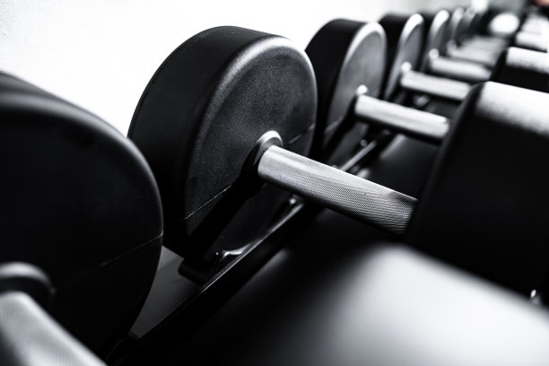 在一个健身房的架子上新哑铃的特写镜头图片下载
