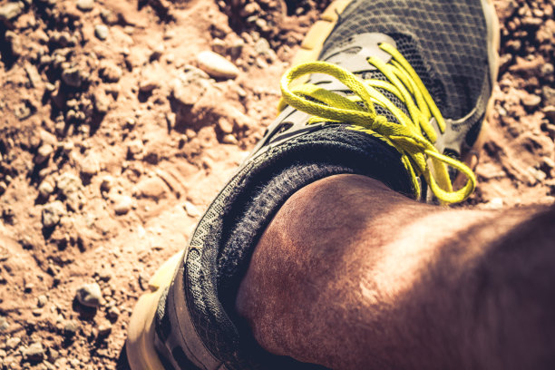 长途跋涉后把鞋子弄脏了图片下载