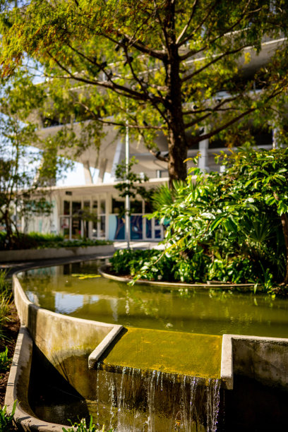 瀑布在林肯路购物中心海滨。模糊的背景图片下载