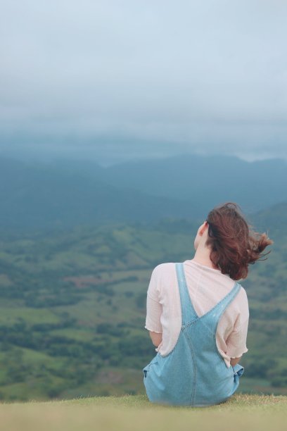 女孩看着多米尼加共和国的群山图片下载