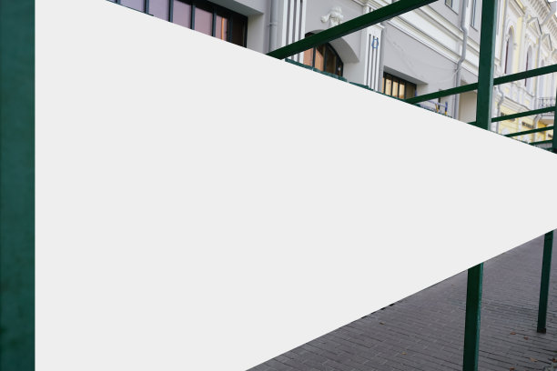 在城市街道上用白色长广告牌重建的建筑物图片下载