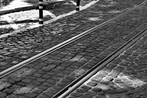 黑色和白色的电车轨道图片下载