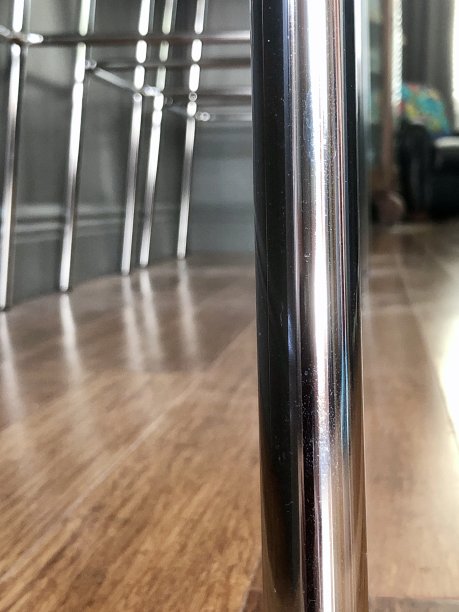 低角度的金属柜台，凳子腿和硬木地板在家庭内部图片下载