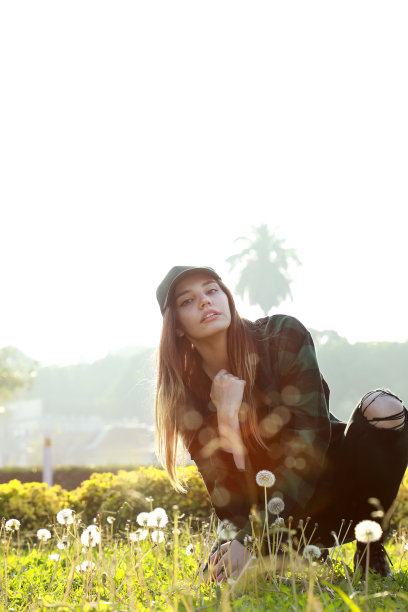 公园绿草地上美丽少女的户外肖像图片下载