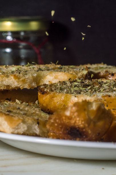 在白板上放上油和牛至的吐司图片下载