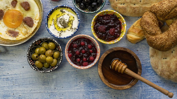 扁平的有机，和新鲜美味的传统土耳其早餐桌上。图片下载