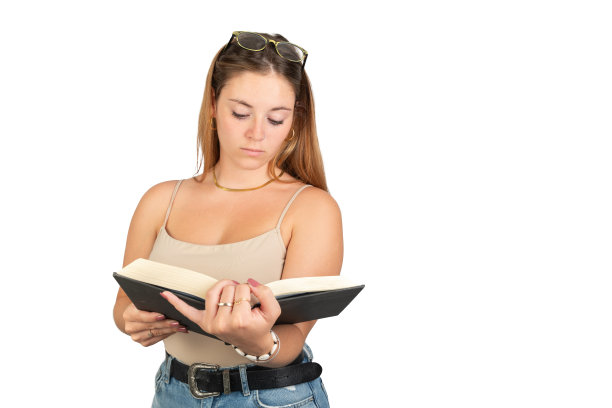 女人正在读书。图片下载