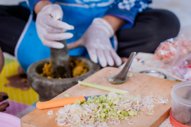 烹饪泰国菜。南方的食物。近距离观察厨师的双手烹饪食物图片下载