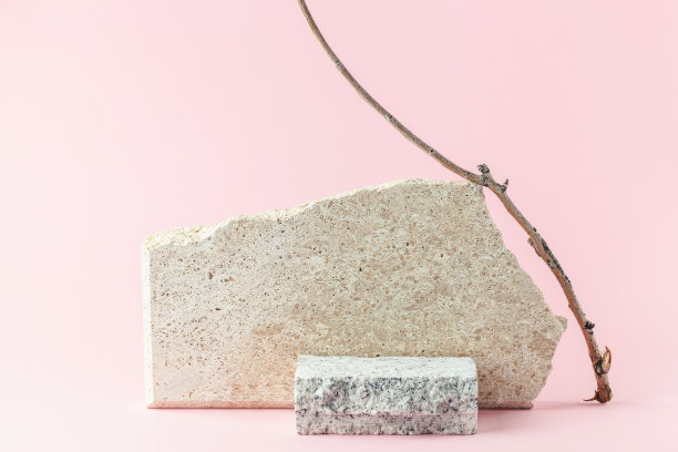 由石灰华和花岗岩组成的石块和基座。抽象现代的粉色背景。天然材料。化妆品的模板图片下载