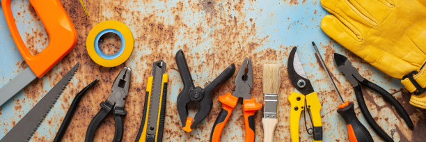 套不同的修理工具生锈的铁背景。前视图。平的。横幅图片下载