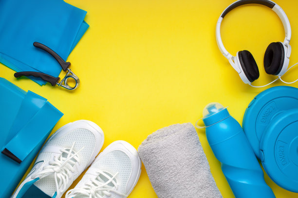 瓶子，运动鞋和健身或瑜伽器材。前视图。体育的概念。平的。本空间图片下载