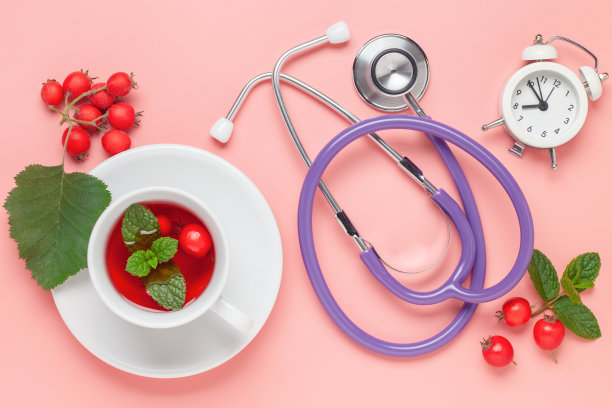 健康的饮料。山楂茶、胶囊和听诊器。前视图。平的。图片下载
