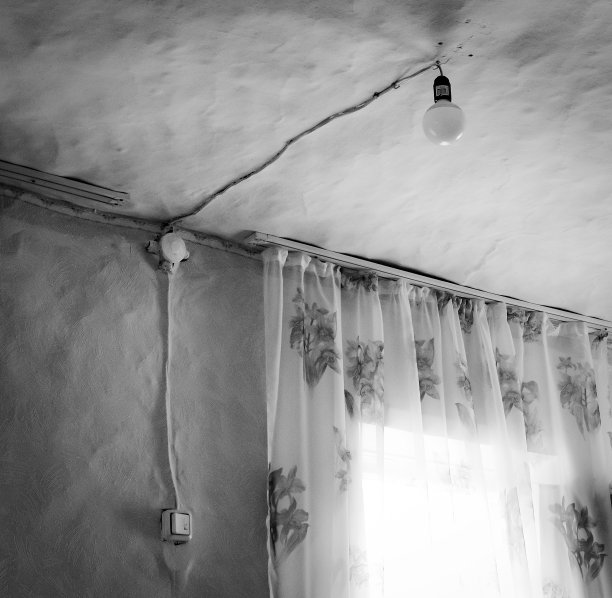 室内装饰有老式灯和窗帘图片下载