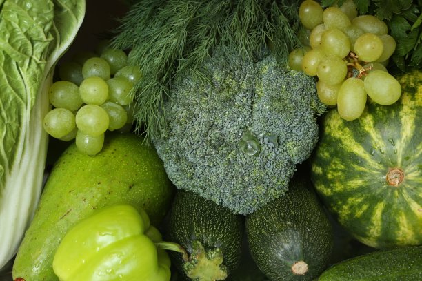 有机新鲜食品，水果，蔬菜。冰箱、冰箱里的绿色食品。健康的饮食营养。蔬菜和水果适合素食者和纯素食者。产品的饮食。颜色的饮食。吃东西。绿色图片下载