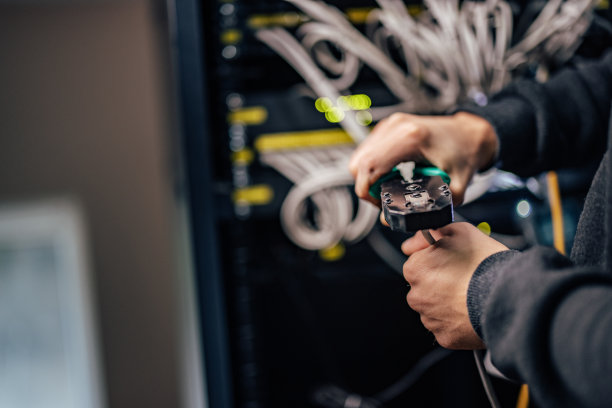 使用钳工工具进行以太网插孔和电缆的工作。特写镜头。图片下载