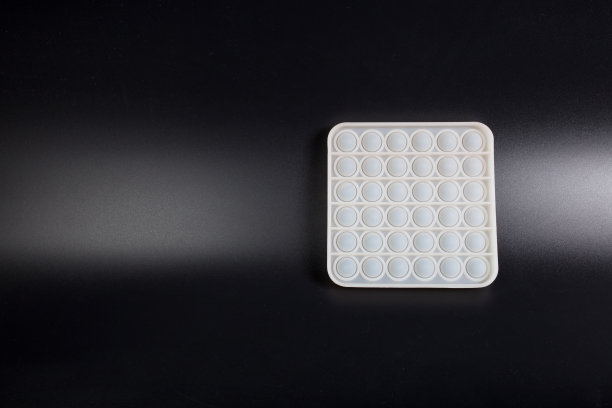 流行的玩具。反应力的硅胶玩具。泡硅胶玩具在黑色与复制空间。图片下载