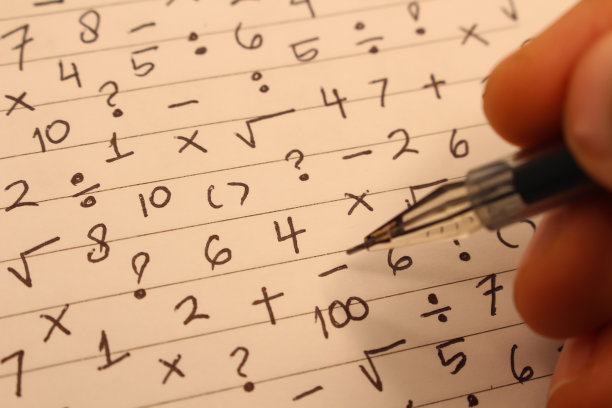 在横线白纸上手写数字和数学符号-库存照片。图片下载