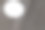 在现代化的购物中心或办公楼里，有荧光或LED圆形灯的网状吊顶图片下载