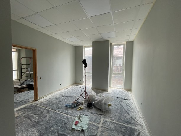 装修过程中办公室窗户空无一物图片下载