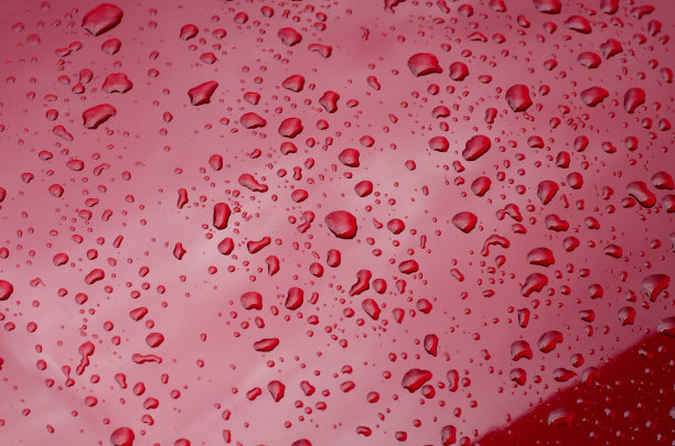 雨滴落在表面。表面是湿的。图片下载