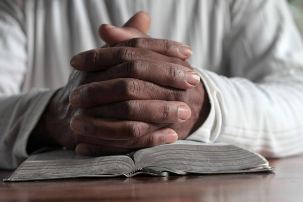 手持照片祈祷的男人图片下载