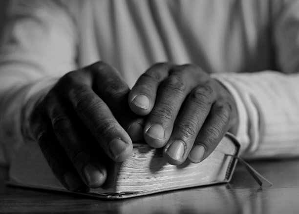 手持照片祈祷的男人图片下载