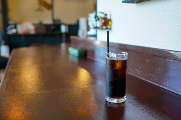 桌子上有冰咖啡图片下载