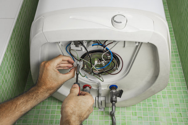 用电线和管道维修热水器或锅炉。特写镜头。图片下载