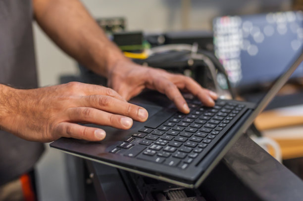 笔记本电脑的特写细节视图。工程师检查电气系统图片下载