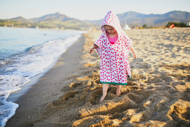 在法国地中海的海滩上快乐的小女孩图片下载