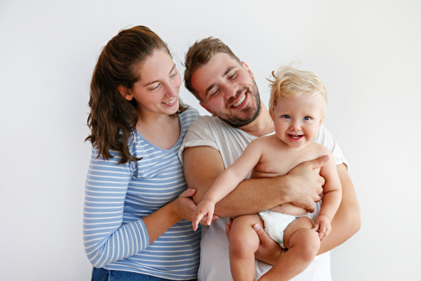 和她父母在一起的金发小女孩。图片下载