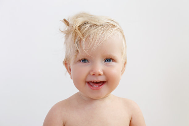 快乐的金发小女孩。图片下载