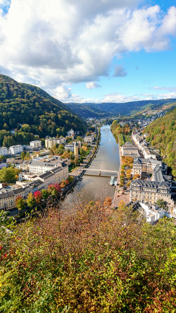 鸟瞰坏艾米城。观赏蓝江和城市景色。看山和森林。秋天的颜色。手机照片。垂直格式。手机壁纸。图片下载