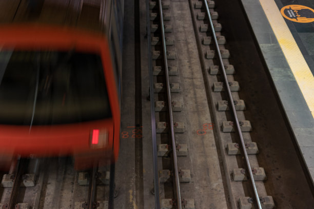 移动的地下车厢的顶部有看得见的屋顶图片下载