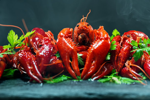 红水煮熟的小龙虾放在桌面上。图片下载