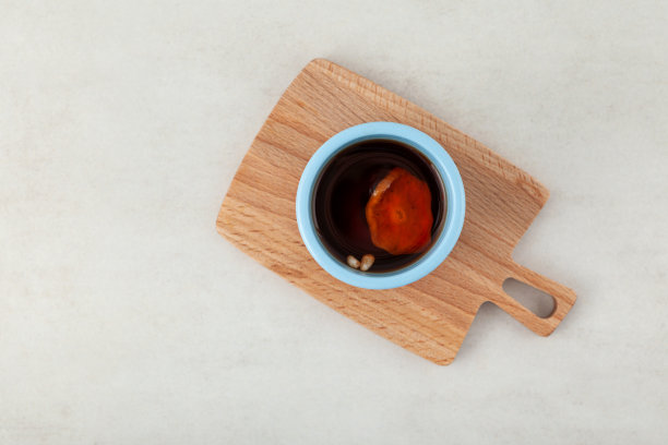 水正果——韩国传统的柿子茶。冷冻果汁。俯视图，选择性聚焦图片下载